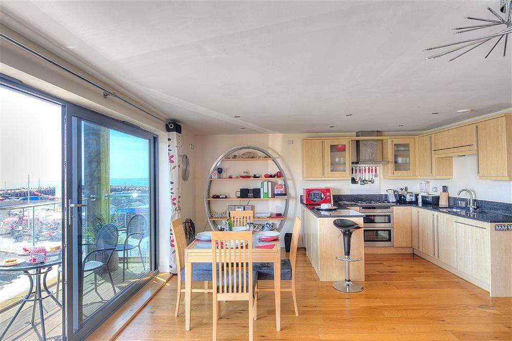 Sandstones Apartment West Bay